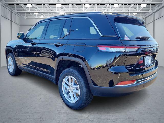 Photo of 2025 Diamond Black Crystal Pearlcoat Jeep Grand Cherokee