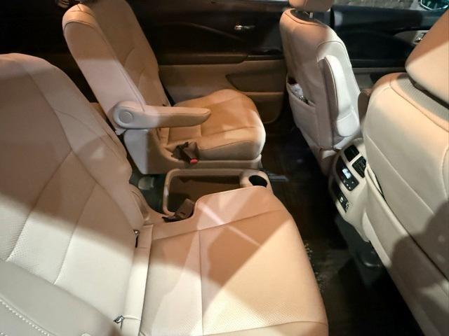 Photo of 2021 White Honda Pilot