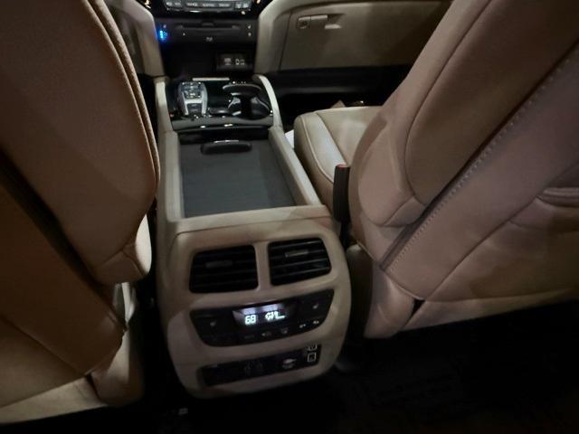 Photo of 2021 White Honda Pilot