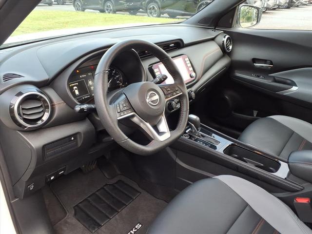 Photo of 2024 Aspen White Tricoat/Super Black Nissan Kicks