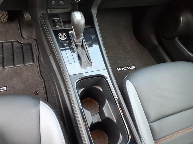 Photo of 2024 Aspen White Tricoat/Super Black Nissan Kicks