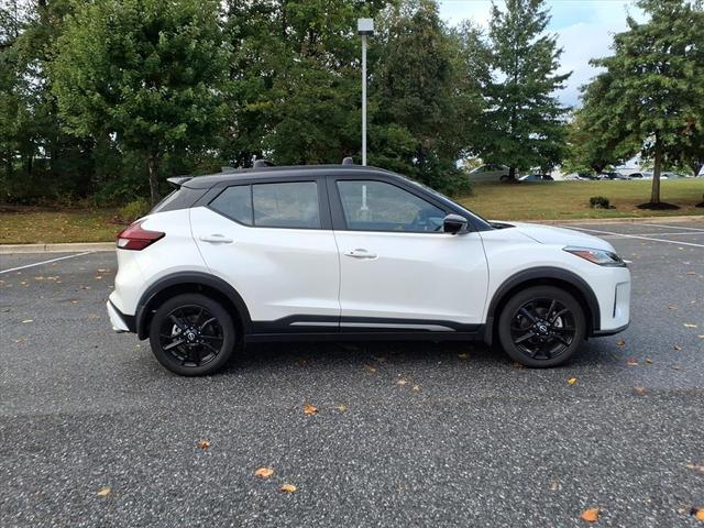 Photo of 2024 Aspen White Tricoat/Super Black Nissan Kicks