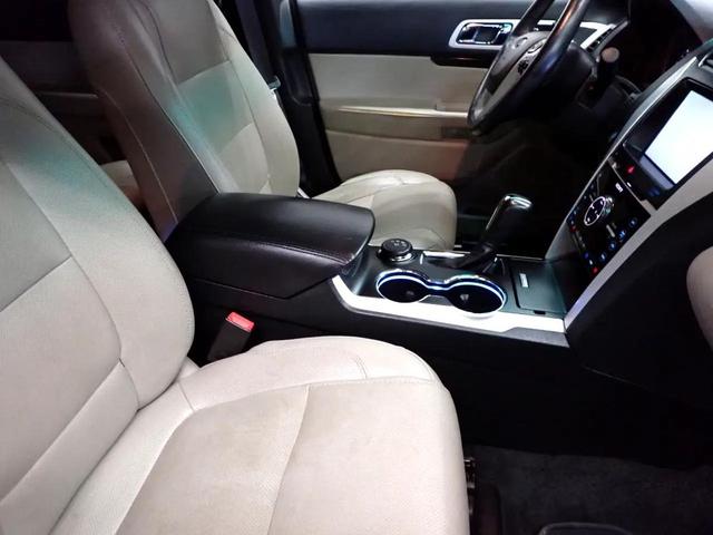 Photo of 2015 Black Ford Explorer