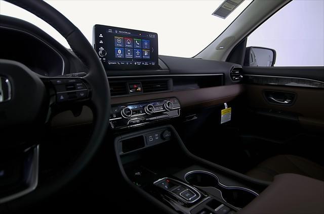 Photo of 2025 White Pearl Honda Pilot