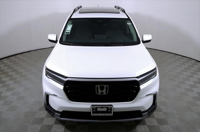 Photo of 2025 White Pearl Honda Pilot
