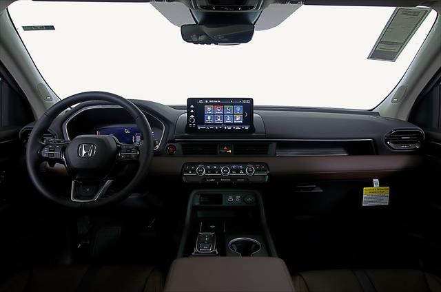 Photo of 2025 White Pearl Honda Pilot