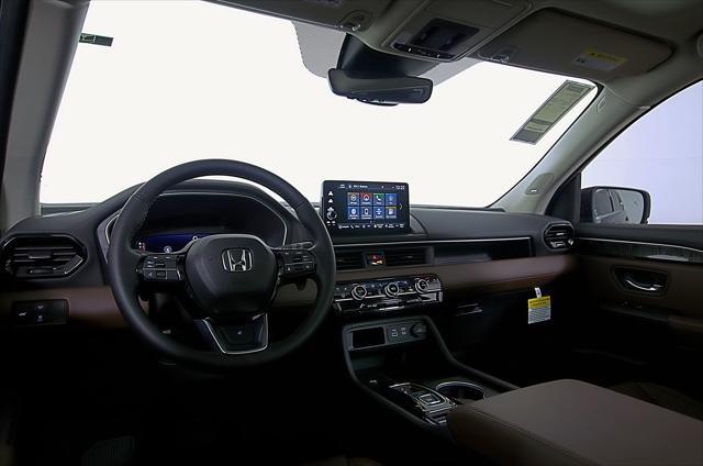 Photo of 2025 White Pearl Honda Pilot