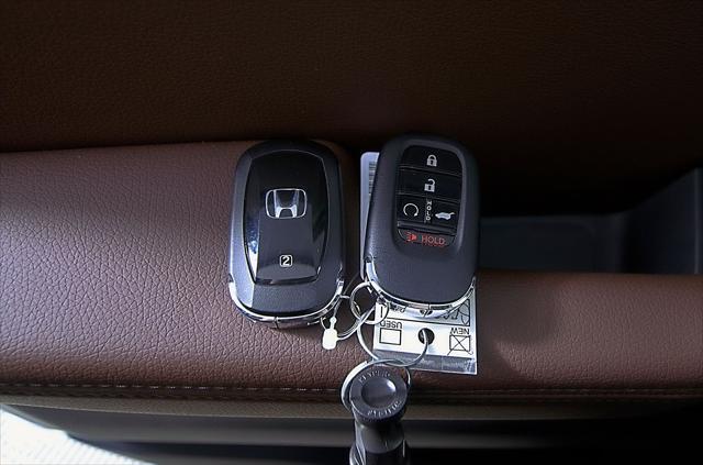 Photo of 2025 White Pearl Honda Pilot