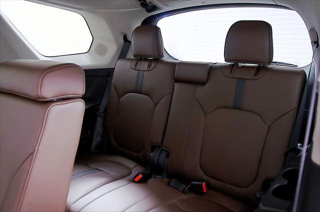 Photo of 2025 White Pearl Honda Pilot