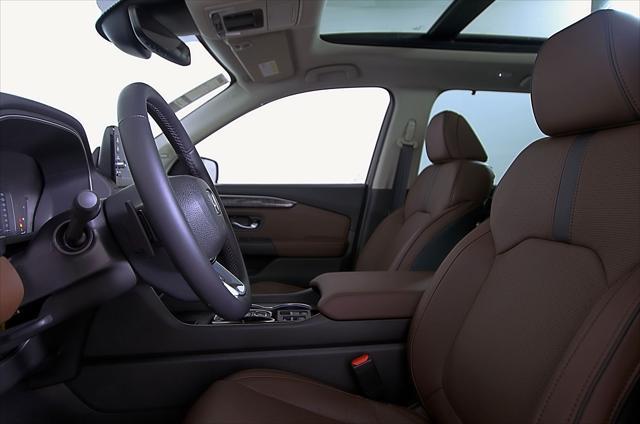 Photo of 2025 White Pearl Honda Pilot