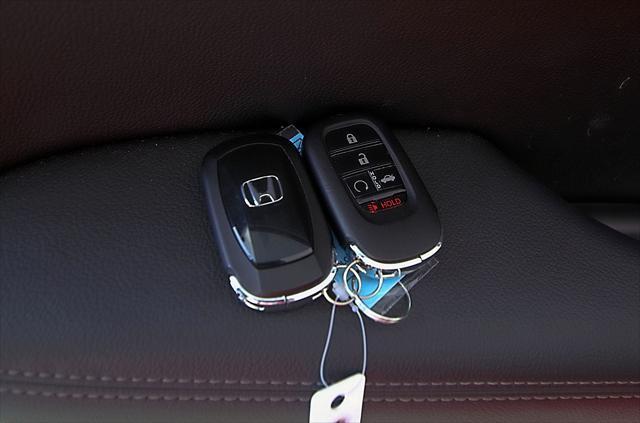 Photo of 2025 White Pearl Honda Civic Hybrid