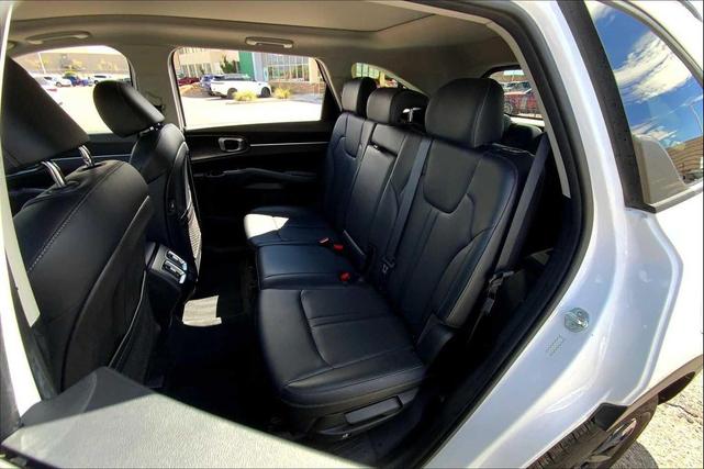 Photo of 2021 Glacial White Pearl Kia Sorento