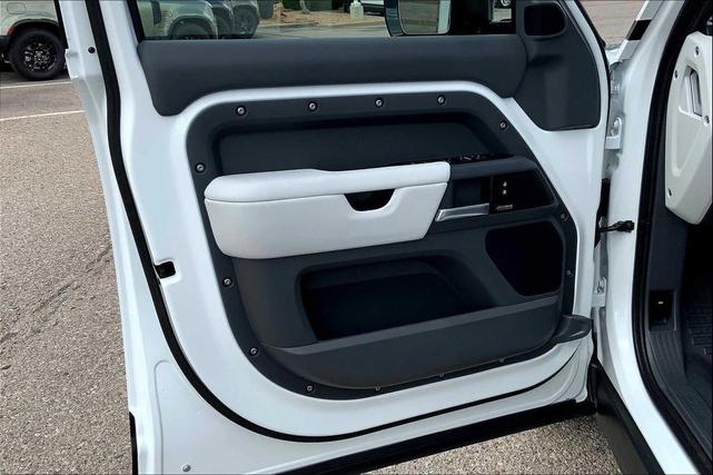 Photo of 2025 Fuji White Land Rover Defender