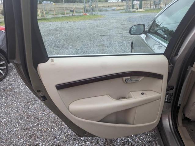 Photo of 2008 Gold Volvo V70