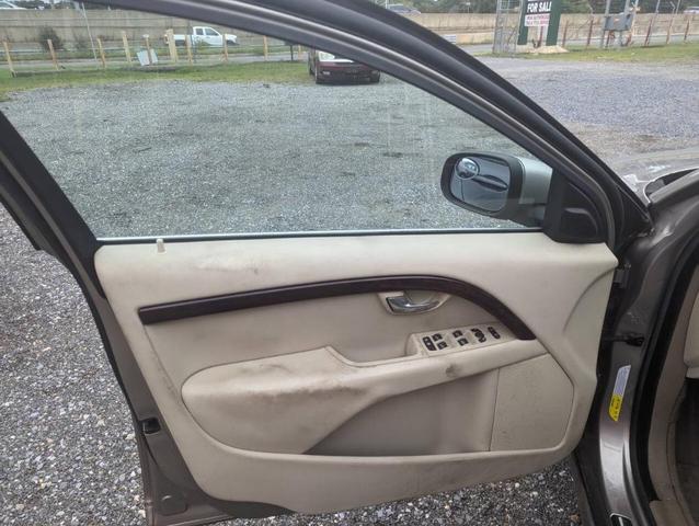 Photo of 2008 Gold Volvo V70