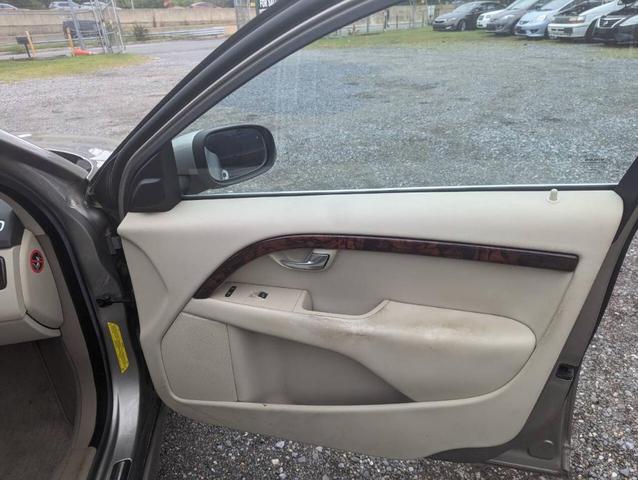 Photo of 2008 Gold Volvo V70