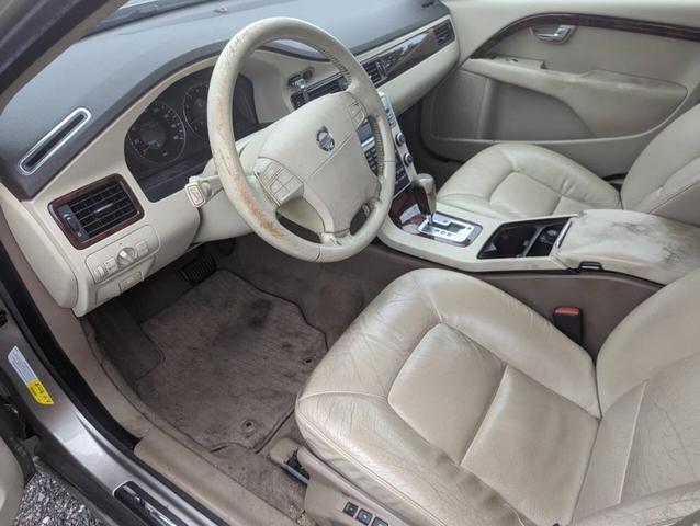 Photo of 2008 Gold Volvo V70