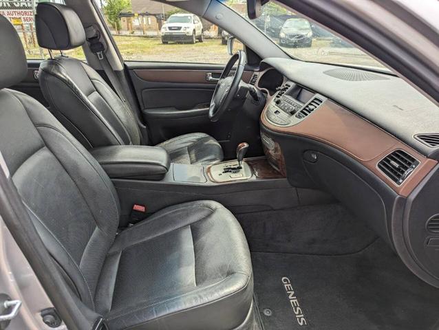 Photo of 2009 Titanium Gray Metallic Hyundai Genesis