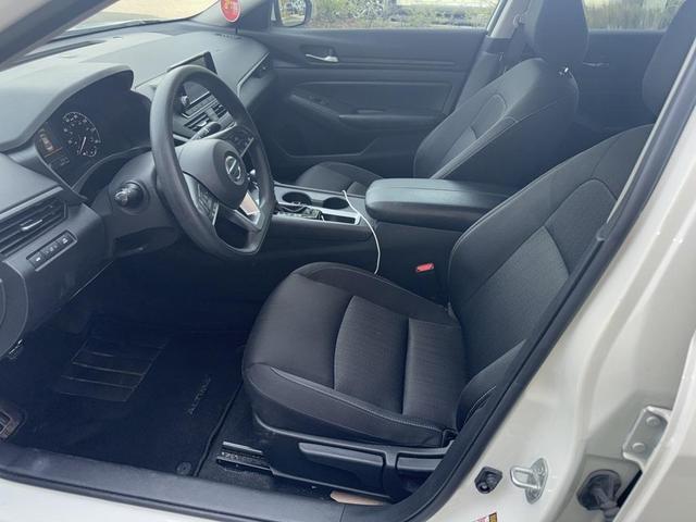 Photo of 2022 Glacier White Nissan Altima