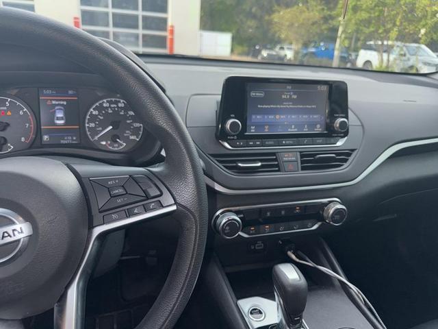 Photo of 2022 Glacier White Nissan Altima