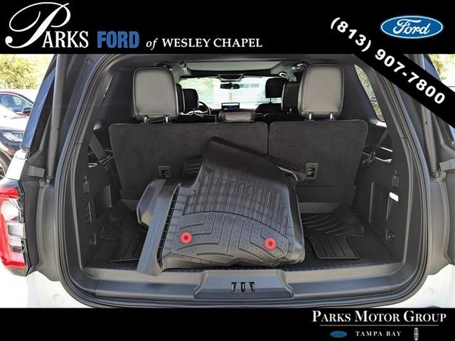 Photo of 2023 Star White Ford Expedition