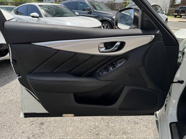Photo of 2021 Pure White INFINITI Q50