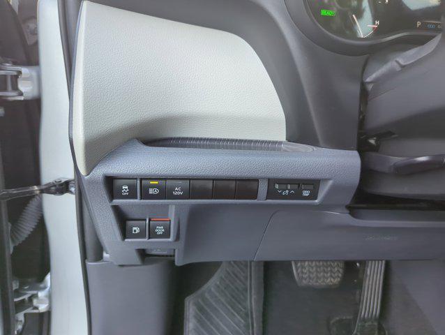 Photo of 2022 Celestial Silver Metallic Toyota Sienna