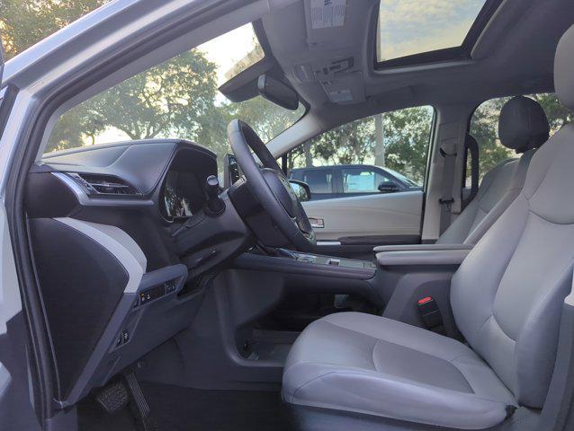 Photo of 2022 Celestial Silver Metallic Toyota Sienna