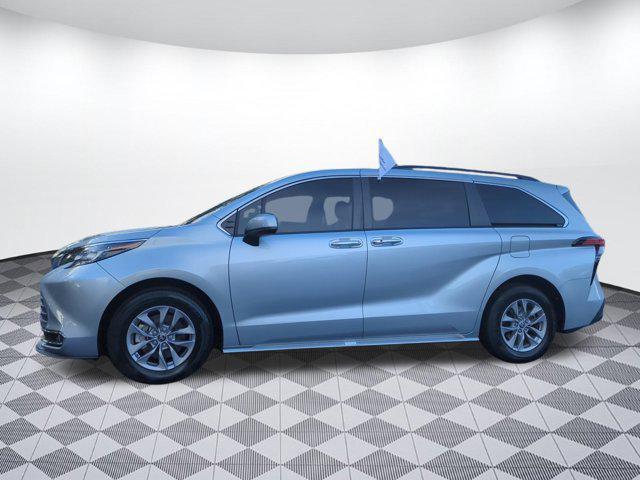 Photo of 2022 Celestial Silver Metallic Toyota Sienna