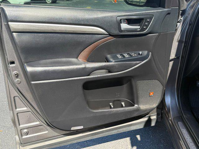 Photo of 2019 Predawn Gray Mica Toyota Highlander