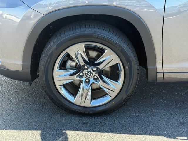 Photo of 2019 Predawn Gray Mica Toyota Highlander