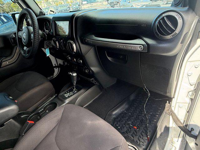 Photo of 2014 Bright White Clearcoat Jeep Wrangler Unlimited