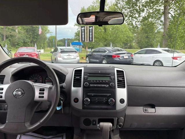 Photo of 2015 Glacier White Nissan Frontier