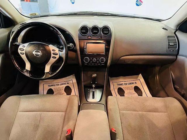 Photo of 2009 Super Black Nissan Altima Hybrid