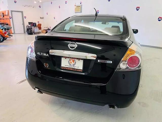 Photo of 2009 Super Black Nissan Altima Hybrid
