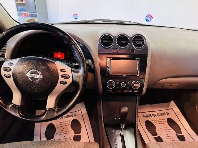 Photo of 2009 Super Black Nissan Altima Hybrid