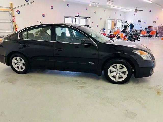 Photo of 2009 Super Black Nissan Altima Hybrid