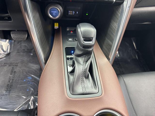 Photo of 2021 Blizzard Pearl Toyota Venza