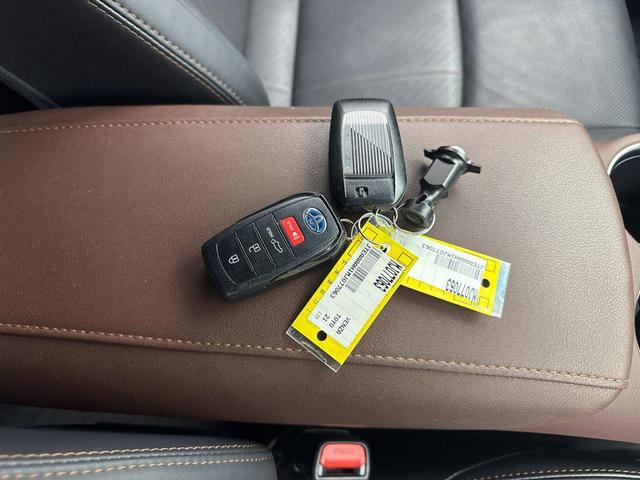 Photo of 2021 Blizzard Pearl Toyota Venza