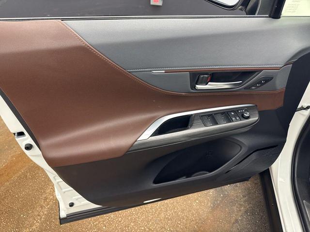 Photo of 2021 Blizzard Pearl Toyota Venza