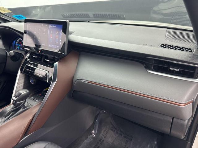 Photo of 2021 Blizzard Pearl Toyota Venza