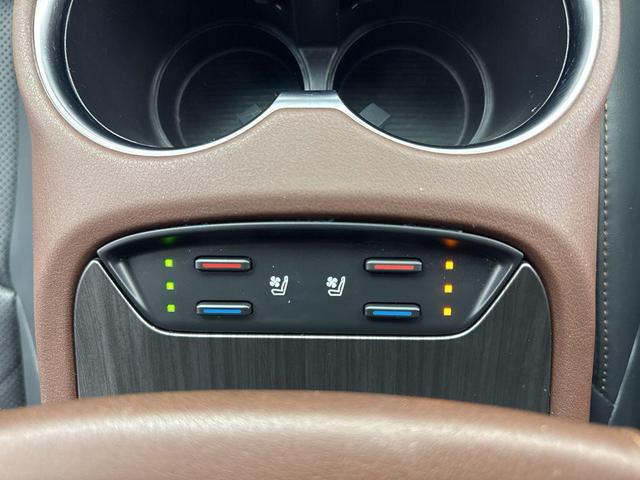 Photo of 2021 Blizzard Pearl Toyota Venza