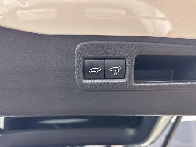 Photo of 2021 Blizzard Pearl Toyota Venza