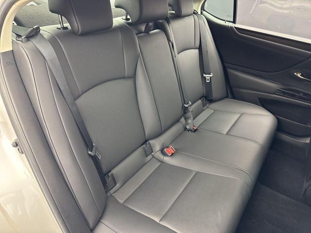 Photo of 2023 Eminent White Pearl Lexus ES 350
