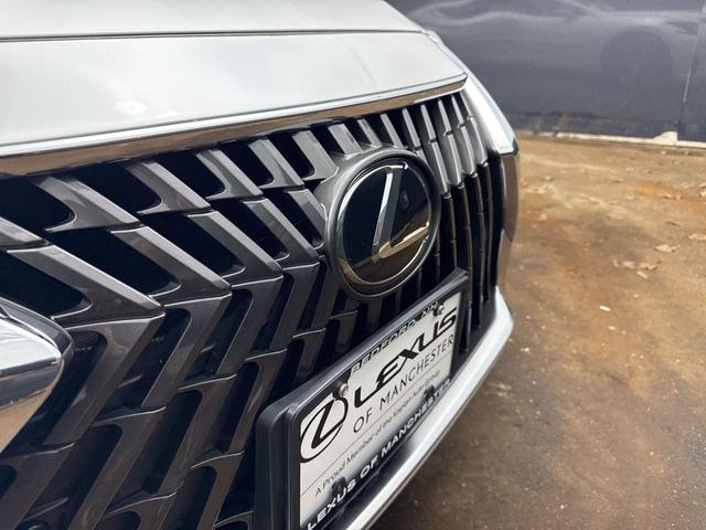 Photo of 2023 Eminent White Pearl Lexus ES 350