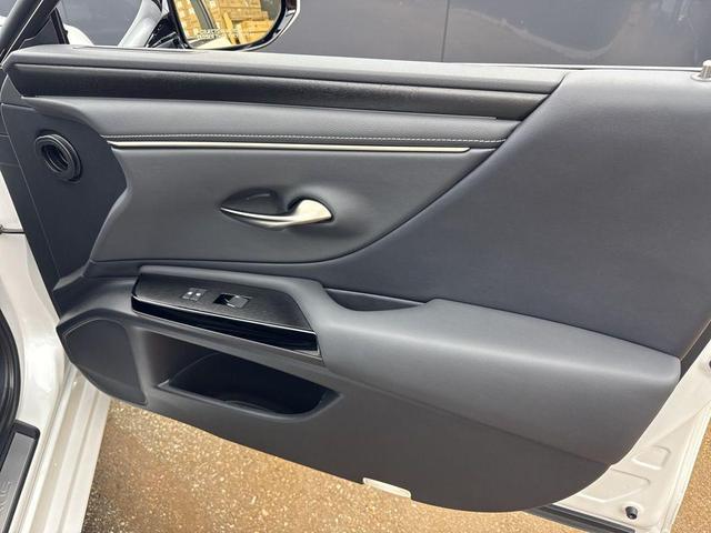 Photo of 2023 Eminent White Pearl Lexus ES 350