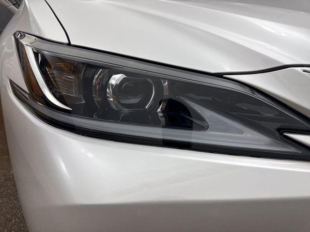 Photo of 2023 Eminent White Pearl Lexus ES 350