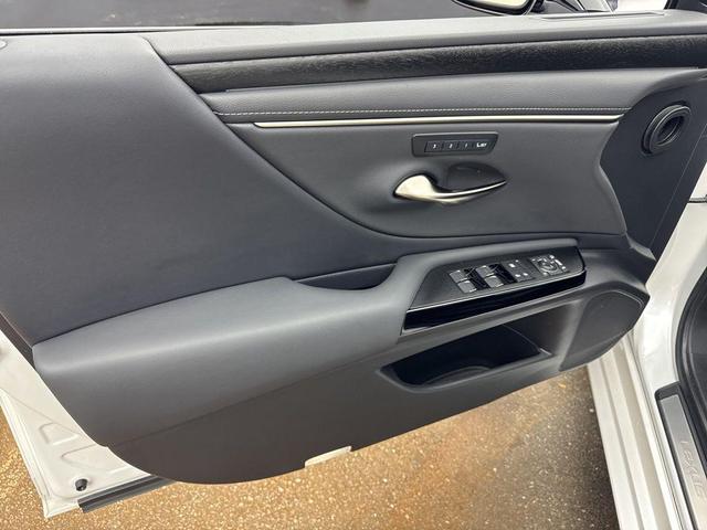 Photo of 2023 Eminent White Pearl Lexus ES 350