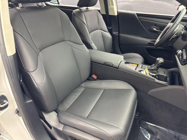 Photo of 2023 Eminent White Pearl Lexus ES 350