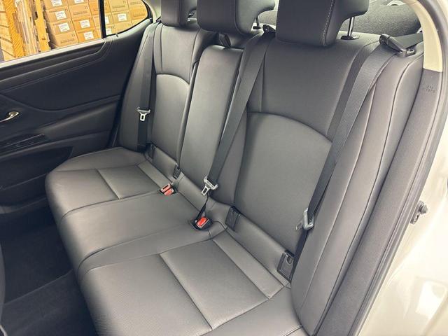 Photo of 2023 Eminent White Pearl Lexus ES 350